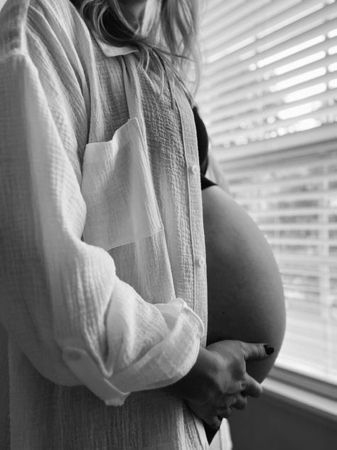 White Button Up Maternity Shoot, Pregnancy Photos Christmas, Pregnant Photoshoot At Home, Pregnancy Shoot Indoor, Home Maternity Photoshoot, At Home Maternity Shoot, Family Pregnancy Photoshoot, Creative Pregnancy Photos, Bump Photoshoot