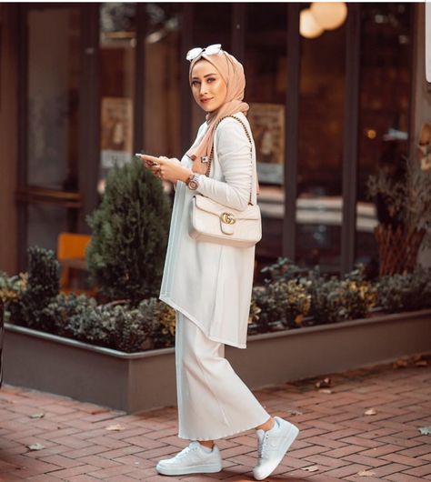 18 Inspiring White Outfit Ideas With Hijab For Winter - Zahrah Rose Muslimah Fashion Outfits Casual, Hijab For Winter, Outfit Ideas With Hijab, Casual Muslim Outfits, Hijab Fashion Casual Muslim Outfit Ideas, White Outfit Ideas, Fesyen Islam, Estilo Hijab, Outfits Hijab