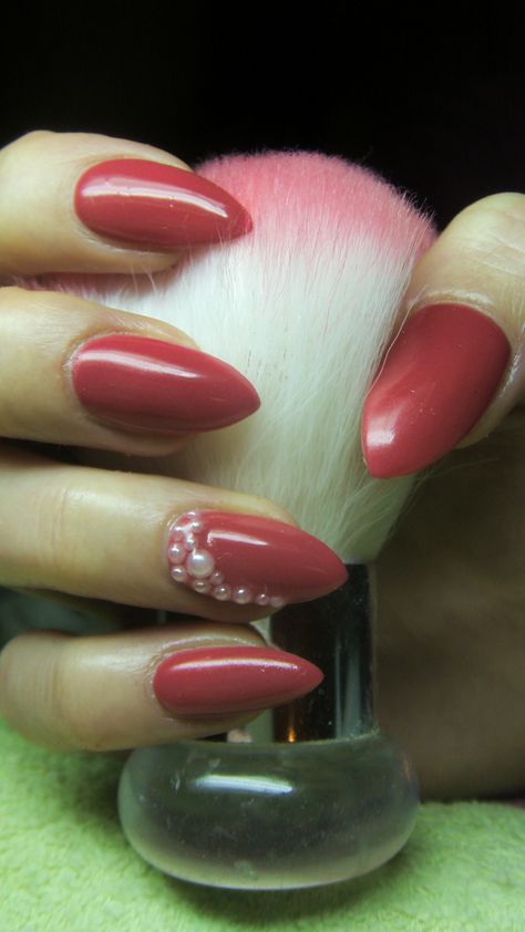 Red nails with pearls Nail Art Galleries, Natural Beauty Tips, Red Nails With Pearls, Nails With Pearls, Cute Red Nails, Pearl Nails, Oval Nails, Diy Beauty Hacks, Crystal Set