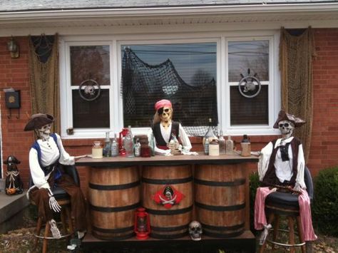 Pirate Window Display, Pirate Bar Ideas, Pirate Halloween Decorations, Pirate Bar, Halloween Pirates, Pirate Halloween Party, Halloween Forum, Pirate Decor, Bar Setup