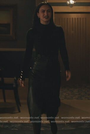 Veronica’s black leather skirt on Riverdale. Outfit Details: https://wornontv.net/287899/ #Riverdale Veronica Lodge Outfits Riverdale, Veronica Lodge Aesthetic, Fits For Work, Veronica Lodge Fashion, Veronica Lodge Outfits, Lodge Aesthetic, Riverdale Veronica, Riverdale Fashion, Camilla Mendes