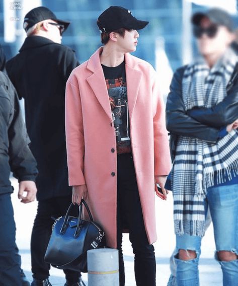 Kim Seok-Jin - Street Style - BTS - Inverno - Steal the Look - https://stealthelook.com.br Park Ji Min, Bts Inspired Outfits, Plain Outfits, Seokjin Bts, Worldwide Handsome, Korean Actress, Airport Style, Airport Outfit, Bts Jin