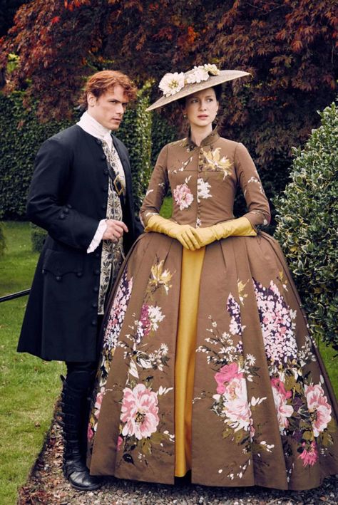 The 18 Best Costumes from 'Outlander' Season 2 - Claire's floral dress Terry Dresbach, Gabaldon Outlander, Outlander Costumes, Outlander Claire, Outlander Season 2, Diana Gabaldon Outlander, Outlander Casting, Outlander Tv Series, Period Clothing