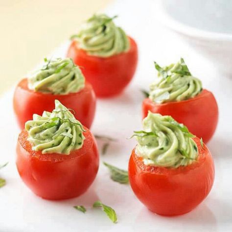 Stuff tomatoes Jalapeno Recipes Appetizers, Friendsgiving Recipes Appetizers, Pilsbury Recipes, Pepperoni Recipes, Fresh Tomato Recipes, Avocado Pesto, Easy Party Food, Green Stuff, Summer Appetizer