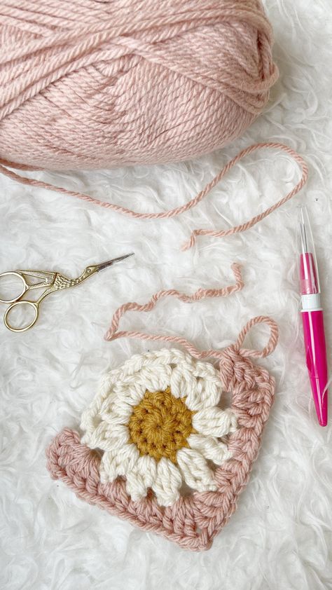 Stephanie @AllAboutAmi en Instagram: “Get ready to crochet some chunky daisy granny squares 🌼 The “Cozy Days Daisy Blanket” is up on my blog, and the @lionbrandyarn kit is now…” Chunky Daisy Crochet, Easy Crochet Daisy Granny Square, Granny Square With Chunky Yarn, Cozy Days Daisy Blanket, Chunky Yarn Granny Square Blanket, Granny Square Daisy Crochet Pattern, Chunky Granny Square Blanket, Chunky Crochet Granny Square, Flower Granny Square Blanket