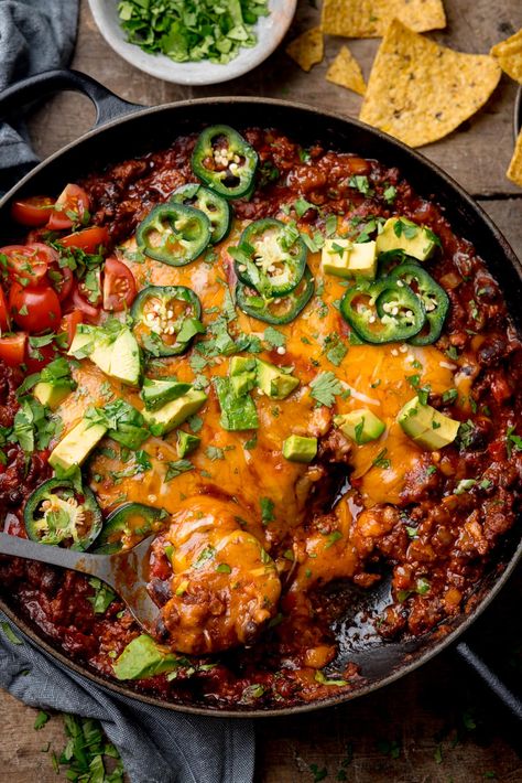 This Tex-Mex-style minced beef in a rich, tangy, spicy tomato sauce with peppers, black beans and melted cheese is easy to make and full of flavour. I love it served with rice and all the toppings! Foil Chicken, Roast Dinner Sides, Easy Chicken Fajitas, Kitchen Sanctuary, Minced Beef Recipes, Minced Meat Recipe, Minced Beef, Spicy Tomato Sauce, Mince Recipes