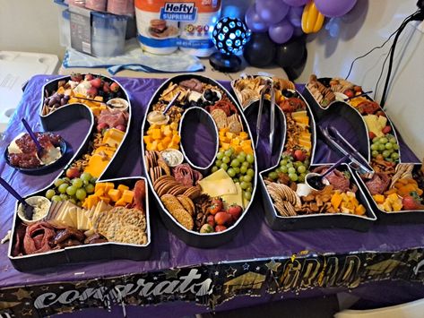 Graduation Charcuterie, Graduation Party Snacks, Outdoor Graduation Party Ideas, Charcuterie Board Party, Outdoor Graduation Party, Graduation Party Checklist, Graduation Brunch, 2025 Graduation, Graduation Party Pictures