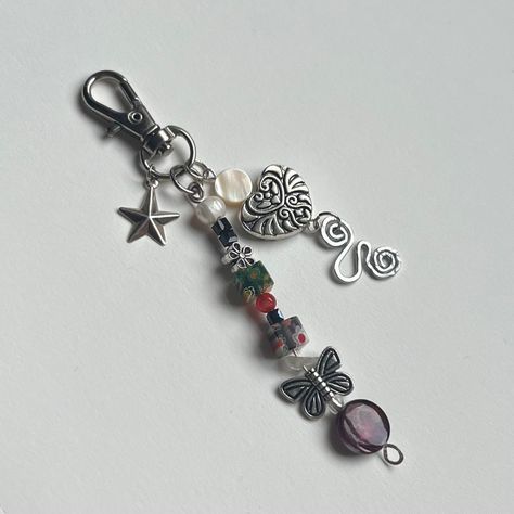 How To Make A Butterfly Out Of Beads, Grunge Phone Charm, Grunge Keychain, Cute Keychain Aesthetic, Keyring Aesthetic, Keychains Aesthetic, Star Grunge, Green Keychain, Grunge Star