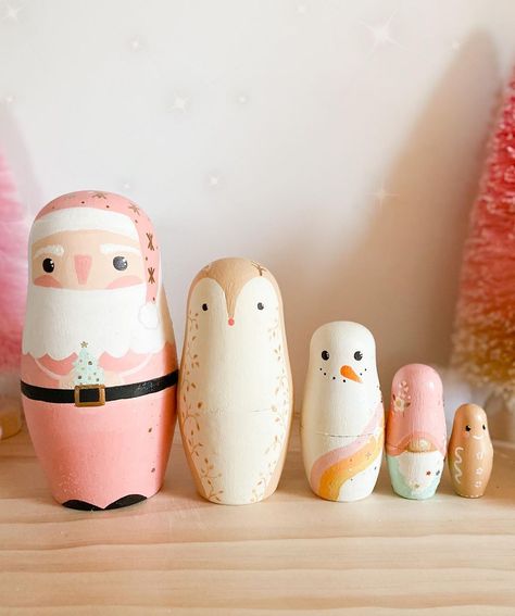 Diy Russian Dolls, Christmas Nesting Dolls, Nesting Dolls Diy, Nesting Dolls Christmas, Happy Saturday Friends, Crafty Decor, Wood Peg Dolls, Russian Dolls, Christmas Arts And Crafts