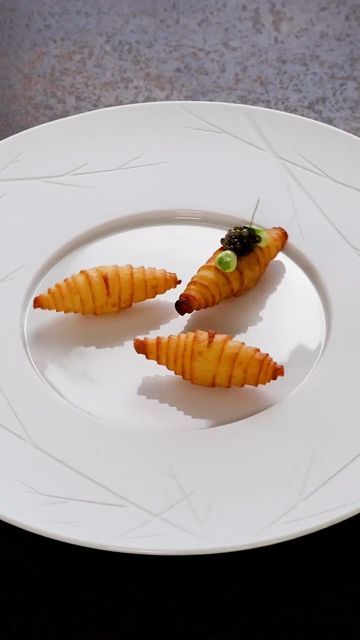 Potato Croissant, Food Presentation Plates, Tapas Menu, Decadent Food, Amazing Food Decoration, Easy Food Art, Molecular Gastronomy, Food Garnishes, Buffet Food