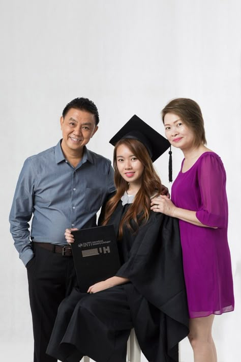 Graduation Photoshoot Studio Photo Ideas, Graduation Studio Photoshoot Ideas Family, Graduation Family Photoshoot Studio, Graduation Photoshoot Indoor, Konsep Foto Wisuda Studio, Graduation Photoshoot Ideas Studio, Family Graduation Photoshoot, Graduation Photo Studio, Graduation Studio Photoshoot Ideas