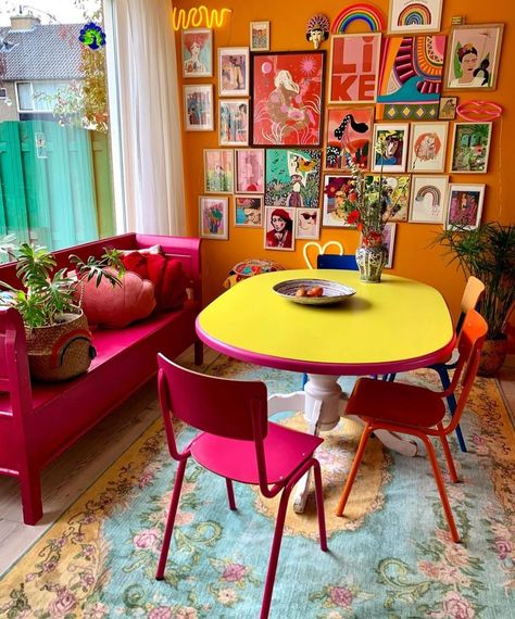 Colorful Maxamilist Interior, Bright Color Interior Design, Colorful House Decor, Eclectic Cafe, Retro Pink Kitchens, Estilo Kitsch, Colorful Room Decor, Colorful Apartment, Dining Room Colors