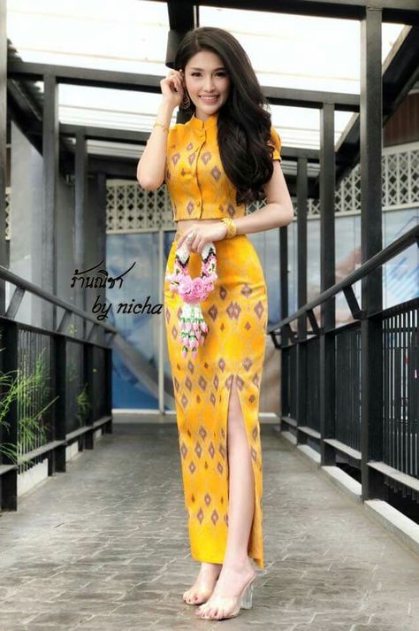 Kachin Dress Design, Batik Dress Modern, Clothing Pattern Design, Batik Skirt, Burmese Clothing, Chinese Style Dress, Traditional Dresses Designs, Myanmar Traditional, Womens Trendy Dresses