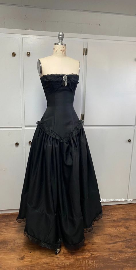 Alt Dresses Prom, Goth Hoco Outfit, Grunge Prom Dresses, 90s Goth Prom Dress, Goth Sweet 16, Prom Dresses Alt, Black Prom Dress Aesthetic, Alt Prom Dress, Prom Dresses Gothic