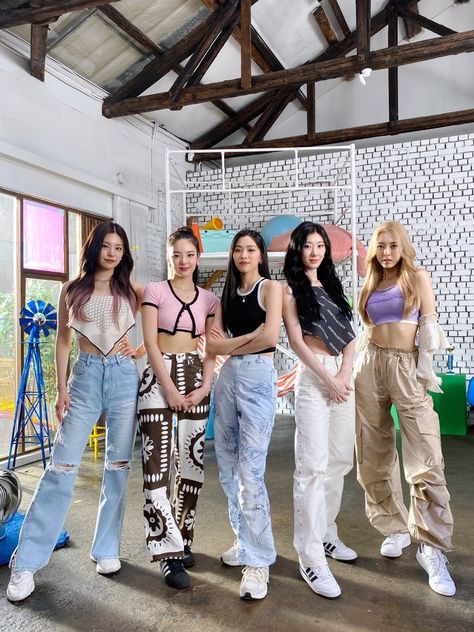 (1) itzy pics en Twitter: "ITZY x Spotify https://t.co/6or8q0BtjG" / Twitter Itzy Pics, Dance Outfits Practice, Art Outfits, Kpop Fashion Outfits, Style Mistakes, Blackpink Fashion, Kpop Outfits, Stage Outfits, Kpop Fashion