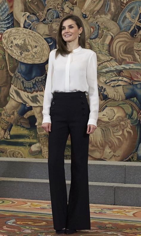 Smart Casual Skirt, Plus Size Tracksuit, Black And White Heels, Style Royal, Letizia Of Spain, Fashion Bottoms, Pants Women Fashion, Queen Letizia, Casual Skirt