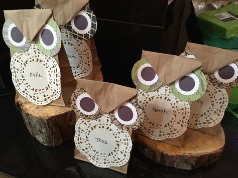 Fun paper bag owl favors at a nature birthday party! See more party planning ideas at CatchMyParty.com! Nature Birthday Party Ideas, Paper Bag Owl, Nature Birthday Party, Natural Birthday Party, Nature Birthday, Birthday Tree, Woodland Animals Party, Woodland Party Theme, Owl Birthday Parties