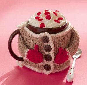 Dress up your favorite coffee mug with this adorable free knitting pattern. Mug Cozy Pattern, Vegan Coleslaw, Crochet Mug Cozy, Crochet Cup Cozy, Crochet Cozy, Coleslaw Recipe, Mug Cozy, Cute Mug, Knitting Supplies