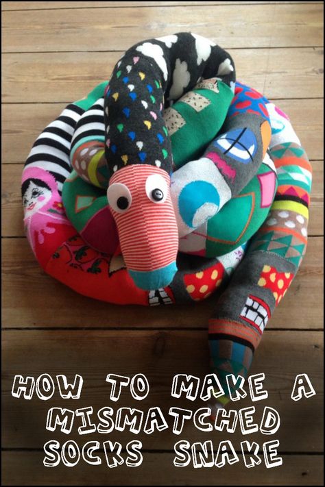 Sock Snake, Diy Sock Toys, Mismatched Socks, Sock Dolls, Sock Doll, Sock Toys, Cute Sewing Projects, Sock Crafts, Diy Socks