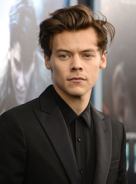 Harry Styles Got A Fresh Haircut — & Sparked A Whole New Era #refinery29 Harry Styles Haircut, Harry Styles Dunkirk, Harry Styles Hair, Harry Styles Long Hair, Harry Styles Hot, Fresh Haircut, Harry Styles Cute, New Haircuts, Teen Vogue