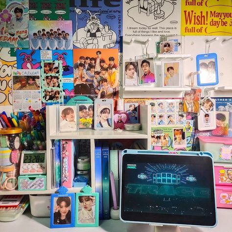 Teume Room 🌟 KPOP Deco 🌟 #TREASURE (ctto) Teume Room, Treasure Logo, Treasure Album, Treasure Room, Kpop Shelf, Kpop Deco, Study Tour, Desk Tour, Kpop Room