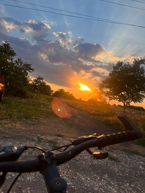 Sunset Ride Bike, Riding Bikes, Matka Natura, Bike Girl, Watch The Sunset, Amazing Nature Photos, Manifestation Board, Creative Instagram Stories, Workout Aesthetic