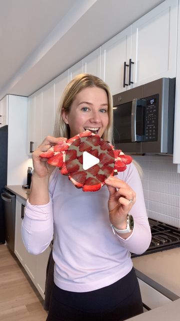 Claire Hodgins on Instagram: "STRAWBERRY BARK 🍓😋

This is such a fun treat to make for when you want something sweet but still healthy! It’s sooo easy to make and so delish! 🙌

Ingredients: 
- 8-10 strawberries 
- 1 cup plain or vanilla greek yogurt 
- 1 tbsp honey 
- 2 tbsp peanut or almond butter 
- 1/4 cup chocolate chips 
- 1 tsp coconut oil 

How to: 
- Remove the tops of the strawberries and thinly slice.
- Line a baking tray with parchment paper and arrange the strawberries in a single layer. 
- In a bowl mix together the greek yogurt, honey and peanut butter. 
- Spread the greek yogurt over the strawberries in an even layer. 
- Add the chocolate chips and coconut oil to a microwave safe dish and heat on 15 second increments until fully melted. 
- Drizzle the chocolate over the g Peanut Butter Appetizer Recipes, Healthy Snacks With Strawberries, Fruit Bark, Strawberry Bark, Healthy Snacks Videos, Strawberry Yogurt Bark Recipe, Healthy No Bake Desserts, Strawberry Yogurt Bark, Healthy Strawberry Recipes