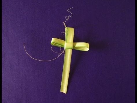 How to fold an Palm Sunday Cross  Cómo se pliega una cruz para DOmingo de Ramos. easy just made 4!!! Palm Crosses Diy How To Make, Palm Sunday Cross, Come Intrecciare, Palm Cross, Palm Sunday Crafts, Craft Easter, Palm Branch, Origami Instructions, Gel Pack