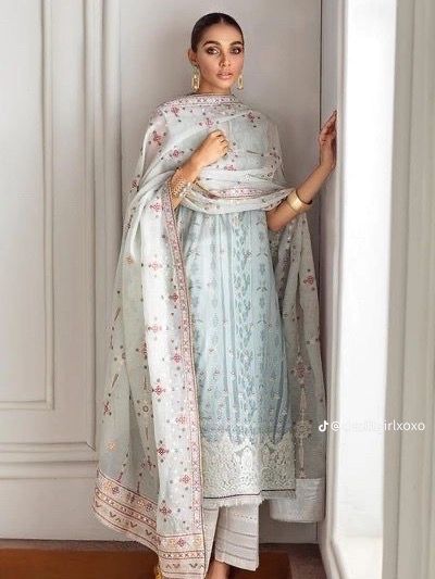 Ios Aesthetic, Design Kurta, Lawn Dresses, Indian Kurti, Traditional Indian Dress, Casual Indian Fashion, Beautiful Pakistani Dresses, Salwar Kamiz, Indian Dresses Traditional