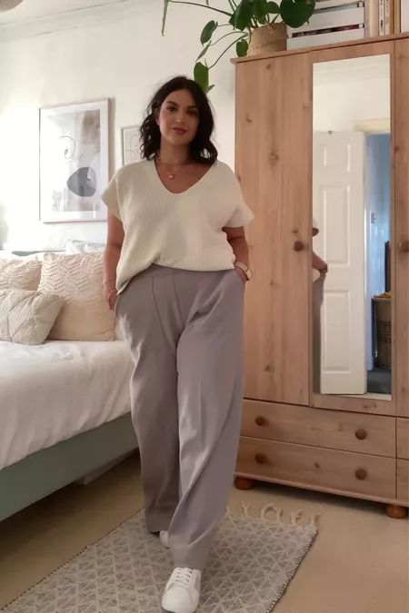 Wide Leg Trousers Midsize, Wide Legged Pants Outfit Plus Size, Curvy Trousers Outfit, Plus Size Autumn Outfits Casual, Plus Size Trousers Outfit, How To Style Wide Leg Trousers, Mom Outfits Plus Size, Wide Leg Joggers Outfit, Wide Leg Pants Outfit Plus Size