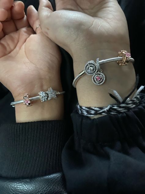 Matching best friend pandora charm Pandora Charms Best Friends, Best Friend Bracelets Aesthetic, Best Friend Pandora Charm, Aesthetic Cafes, Best Friend Bracelets, Friend Bracelets, Pandora Bracelet Charms, Pandora Charm, Girl Jewelry