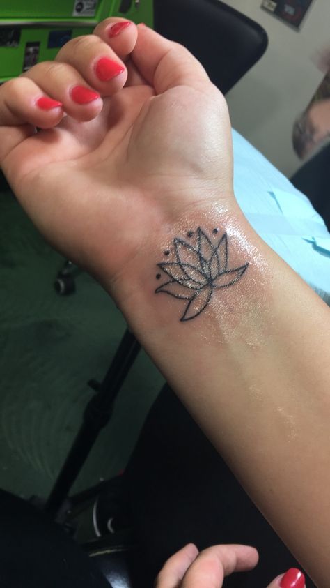 Lotus Pretty Tattoos, Dreamcatcher Tattoo, Lotus Flower Tattoo, I Tattoo, Small Tattoos, Flower Tattoo, Tatting, Henna, Lotus