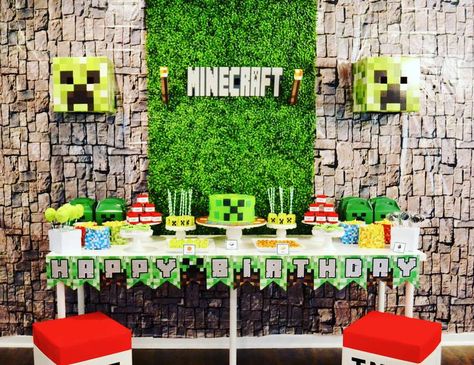 Minecraft Backdrop Birthday Ideas, Minecraft Backdrop Birthday, Minecraft Backdrop, Minecraft Themed Birthday Party, Minecraft Balloons, Minecraft Birthday Party Ideas, Diy Minecraft Birthday Party, Minecraft Party Decorations, Minecraft Birthday Cake