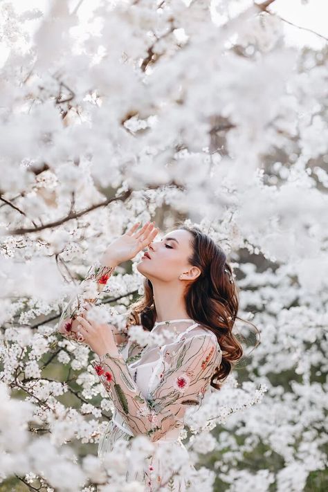 White Blossom Tree, Cherry Blossom Pictures, Spring Portraits, Spring Photoshoot, Flower Photoshoot, Spring Photos, Portrait Photography Poses, Foto Poses, Spring Photography