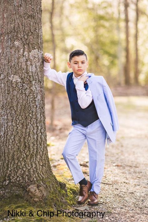 #boyssuits #firstcommunion #communionphotos Communion Picture Ideas, Communion Pictures Ideas Boy, Communion Photo Ideas, First Communion Portraits, Boy Communion Photos, First Holy Communion Photography, Boys First Communion, Park Pictures, Birthday Photography