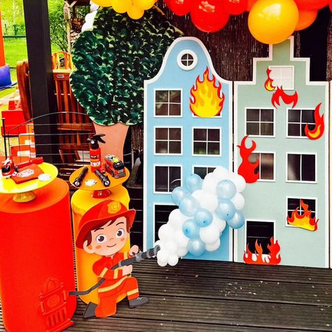 Die niedlichsten kleinen Feuerwehrmänner 👨‍🚒🧑‍🚒🔥🔥🔥 Fire Engine Party Ideas, Firefighter Birthday Party Decorations, Fire Engine Birthday Party, Fire Engine Birthday, Bday Decor, Fireman Party, Firetruck Birthday Party, Fire Truck Party, Firefighter Party