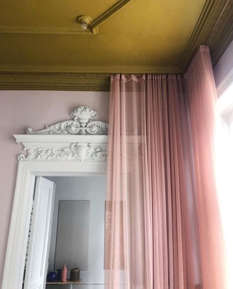 Paintings On Ceilings, French Retro Interior, Colouring In Aesthetic, Pink Art Studio, Mauve Ceiling, Pink Ceiling Bedroom, Painted Ceiling Design, Coloured Ceilings, Painted Ceiling Bedroom