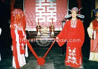 Bride and bridegroom on marriage ceremony Chinese Marriage, Feudal System, The Joy Luck Club, Traditional Wedding Ceremony, Wedding Ceremony Traditions, Traditional Marriage, Arranged Marriage, Chinese Wedding, Marriage Ceremony