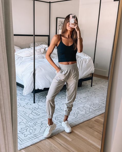 Athleisure Vacation Outfits, Vuori Outfit Women, Vuori Joggers Outfit, Vuori Outfit, Vuori Joggers, Athleisure Inspo, Lounge Athleisure, Joggers Fashion, Lauren Kay Sims