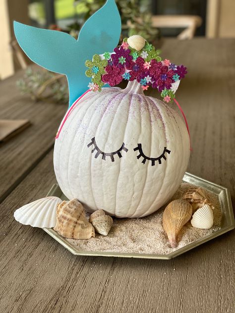 Mermaid Pumpkin, Cute Painted Pumpkin Ideas, Pumpkin Easy, Pumpkin Outline, Creative Pumpkin Painting, Creative Pumpkin Decorating, Character Pumpkins, Pumpkin Decorating Contest, No Carve Pumpkin Decorating