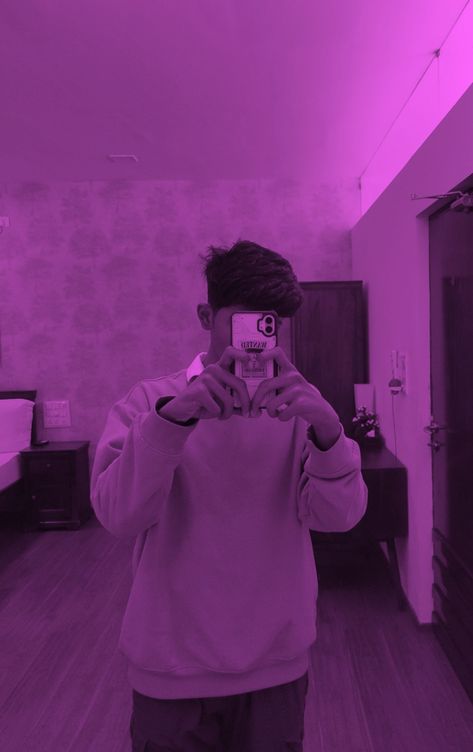 Aesthetic Boy Wallpaper, Mirror Selfie Boy No Face Aesthetic, Iphone Mirror Selfie, Funny Boyfriend Gifts, Funny Boyfriend, Boy Wallpaper, Boys Pic, Marketing Videos, Insta Profile