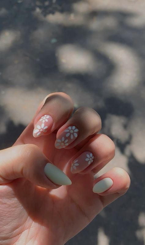 Gel Nails Daisy, Daisy Aesthetic, Daisy Acrylic Nails, Chic Nail Art, Daisy Nails, Aesthetic Nails, Flower Nail Designs, Bloom Blossom, Party Nails