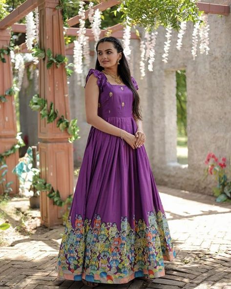 *LW-9151* GOWN :-👇🏻 FABRIC & WORK :- Dola silk With Rich Designer Print SIZE :- M(38''),L(40''),XL(42''),XXL(44'') LENGTH :- 56 INCH FLAIR :- 3.5 MTR LINING :- Cotton (Full Inner Top To Bottom) SLEEVES TYPE :- Sleevesless NECK TYPE :- Fancy Square Neck STITCHING TYPE :- Frill Stitch Colour :- 4 (Pink,Green,Wine,Lovender) PACKAGE CONTAIN :- Gown WEIGHT :-0.550 KG 👉🏻 *RATE:- 499/-₹* Long Gown Dress From Saree, Long Frocks Indian Designer Dresses, Long Frocks Indian, Long Frocks For Women, Frock Designs For Women, Indian Frocks, Long Frocks For Girls, Simple Frock Design, Long Frock Designs