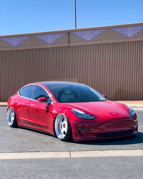 Tesla Model 3 bagged on SSR Koenig wheels built by @steeb38! Pulled/flared the fenders & damn; this car looks amazing!!! Owner does not… White Tesla Aesthetic, White Tesla, Tesla Aesthetic, Aventador Lamborghini, Leo Fender, Tesla Roadster, Tesla Motors, Tesla Car, Car Goals