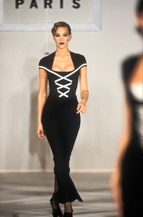 Italian High Fashion, 90s Fashion Models, Fashion 1990s, Glamour Outfit, 90s Runway Fashion, Moda Chic, Classy Work Outfits, Black And White Dress, Herve Leger