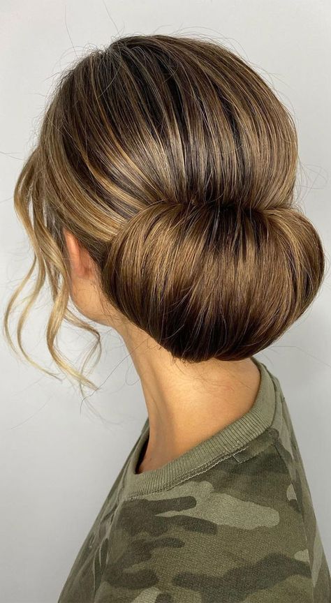 2. Simple Hair Do with Sleek Vibes. When you need a fabulous updo hairstyle whether for evening occasion or professional look. We put together... Easy Updos For Thick Medium Hair, Evening Hairstyles For Medium Hair, Knot Updo, Mob Hair, Formal Hairdos, Grad Makeup, Trendy Bun, Evening Hair, Classic Essence