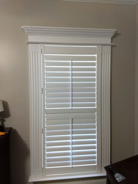 Window Crown Molding Ideas, Fluted Window Trim, Crown Molding Around Windows, Fancy Window Trim, Window Crown Molding, Molding Around Windows, Window Trim Ideas Interior, Window Cornice Diy, Fluted Trim