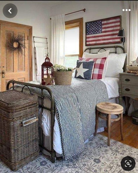 Americana Bedroom Decor, Patriotic Living Room, Primitive Bedroom Ideas, Americana Bedroom, Patriotic Bedroom, Old Farmhouses, Small Modern Bedroom, American Flag Quilt, Country Cottage Living