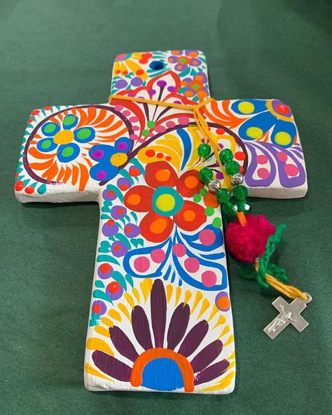 Painted Wooden Crosses Diy, Christian Pottery, Wooden Crosses Diy, Painted Wooden Crosses, Mexican Cross, Wooden Cross Crafts, Cross Ideas, Cross Tree, Hand Painted Crosses