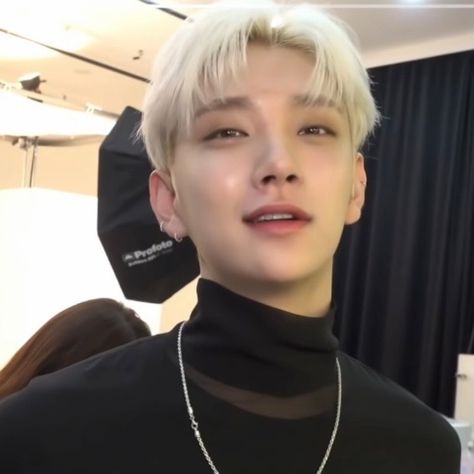 Joshua Seventeen Blonde, Blonde Joshua Hong, Joshua Blonde Hair, Blonde Seventeen, Joshua Blonde, Joshua Hair, Kpop Icons Boys, Jisoo Seventeen, Seventeen Joshua